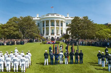 A welcoming ceremony in honour of Queen Elizabeth II on the White House lawn - фото 7