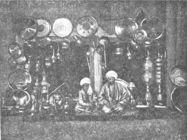 Лавка медника на базаре Общее внимание присутствующих обращал на себя высокий - фото 17