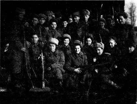 Команда снайперов неприкасаемые 1945 г Верхний ряд пятый справа - фото 8
