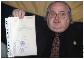 Руководитель антисемитского движения Память Дмитрий Васильев демонстрирует - фото 6