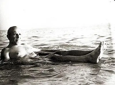 На отдыхе Счастливый Бандера купается в море Послевоенный снимок Можно было - фото 5