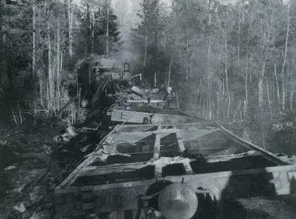 Взорванный русский состав 1942 г Фото Гудлаха Здесь начинается ад Фото - фото 20