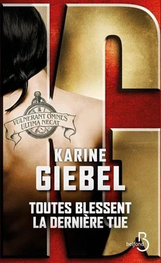 Karine Giébel Toutes blessent, la dernière tue обложка книги