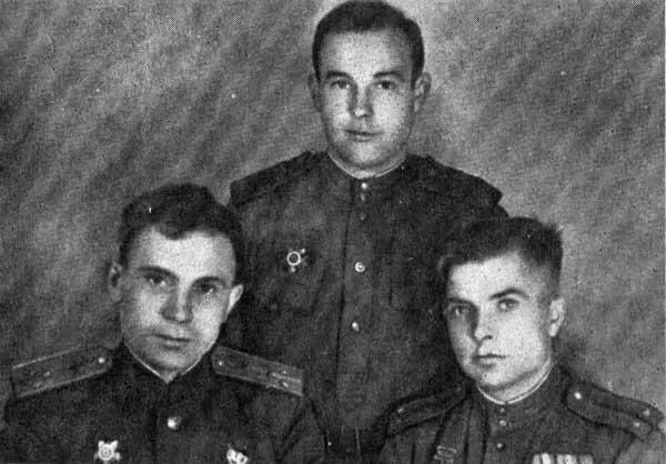 Слева направо В Волков В Васютенко А Москаленко Лётный и технический - фото 28