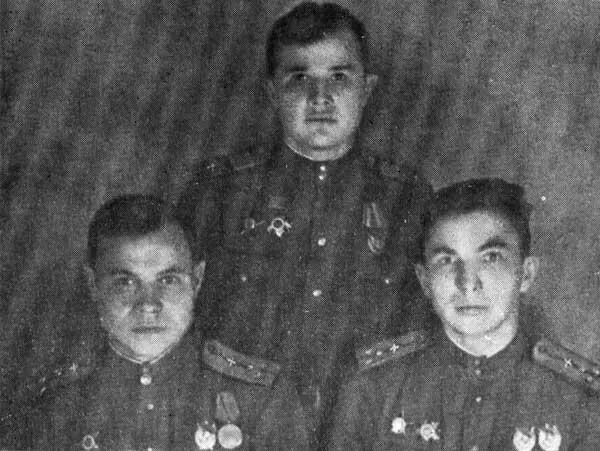 Экипаж старшего лейтенанта В Паяльникова крайний справа На заседании - фото 30