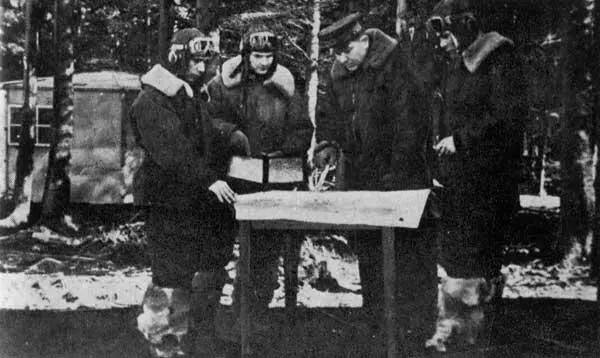 Перед вылетом на воздушное фотографирование Кенигсберга слева направо ВГ - фото 34