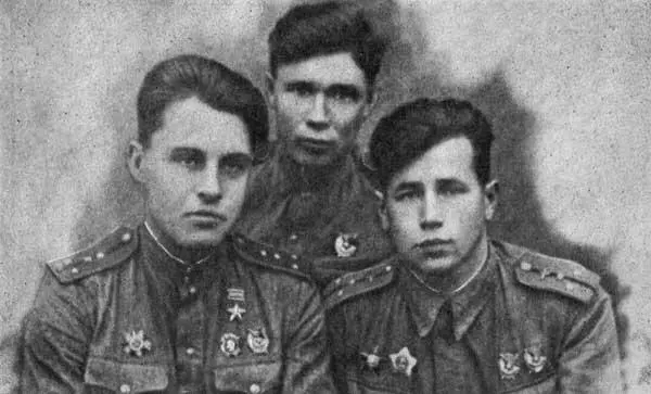 Слева направо капитан ВС Свирчевский старшина ДМ Лапсин старший - фото 21
