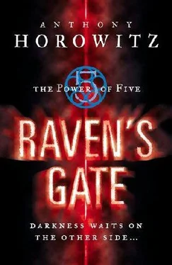 Anthony Horowitz Raven_s Gate обложка книги