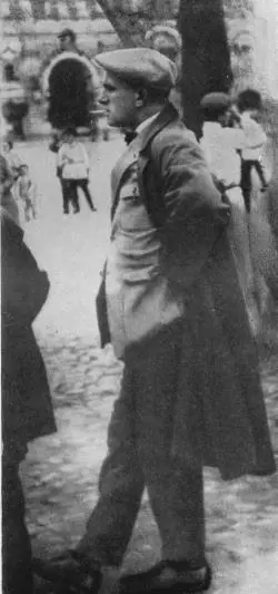 В Маяковский на Красной площади Фото 1928 г Стихотворения В Маяковского - фото 9