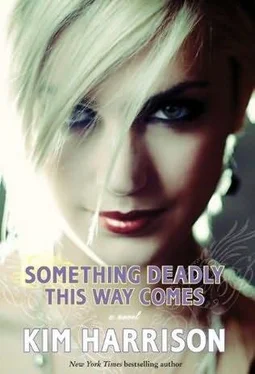 Kim Harrison Something Deadly This Way Comes обложка книги