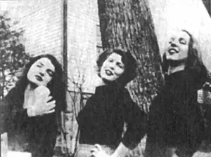 На пороге взрослой жизни 1946 Джекки крайняя слева Свадьба года Сенатор - фото 8