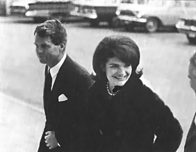 Джекки и Роберт Кеннеди во время посещения Мемориала Кеннеди 1965 г - фото 24