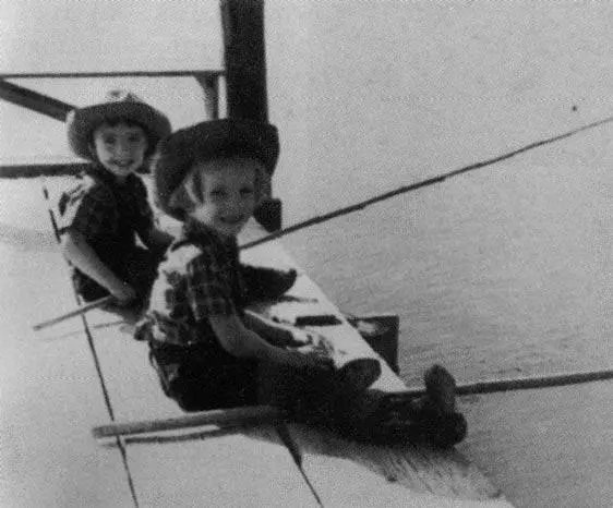Трейя на переднем плане и Кэти на ранчо Попа 4 июля 1951 г Рэд и Трейя в - фото 220
