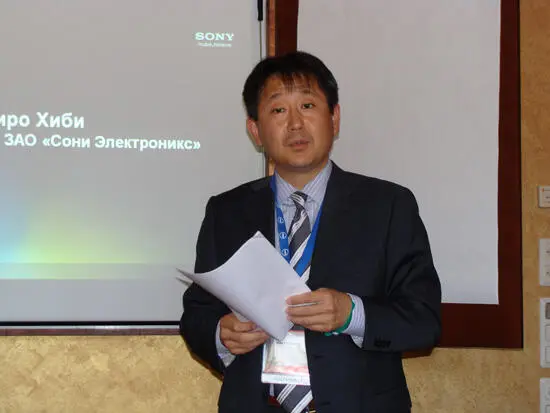 Управляющий директор Sony Хиби Кеничиро Хиби Кеничиро демонстрирует эту - фото 9