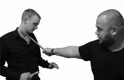 Рис 24 Удар по шее Рис 24 продолжение Возможны и тычковые удары - фото 52