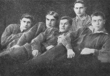 Валерий Чкалов в кругу товарищей курсантов Борисоглебской летной школы - фото 2