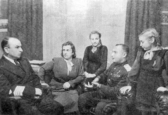 Члены чкаловского экипажа второй пилот Г Ф Байдуков и штурман Д В Беляков - фото 17