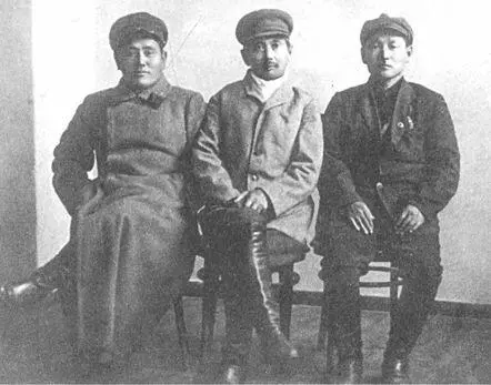 В А Хомутников крайний слева Б X Кануков в центре Нач 1920х гг - фото 42