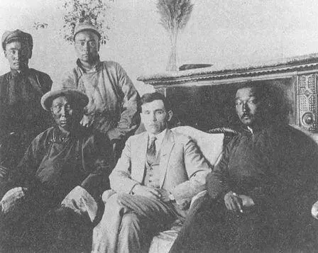 Члены Монгольского посольства в Тибет осень 1926 г Сидят слева направо - фото 45