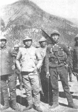 Тибетские офицеры во главе с Царонгом Шапе в центре 1915 г Военный - фото 48