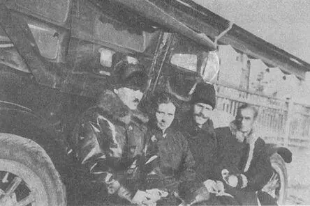 Слева направо П М Никифоров Никифорова его жена А М Соловьев - фото 52