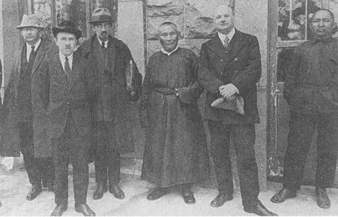 А Доржиев с группой востоковедов на балконе Буддийского храма 1925 г Слева - фото 57