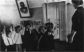 В детском саду в Красноярске 1940 г Юра Квицинский крайний справа С матерью - фото 4