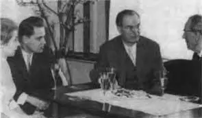 В день рождения премьерминистра ГДР О Гротеволя 1960 г Слева направо - фото 8