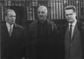 У посольства СССР на Унтер ден Линден 1962 г В центре писатель Константин - фото 15