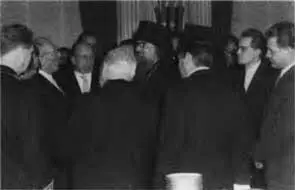 Генеральный секретарь СЕПГ Вальтер Ульбрихт в посольстве СССР 1961 г Второй - фото 16