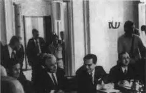 На четырехсторонних переговорах по Западному Берлину в 1971 г В центре посол - фото 19
