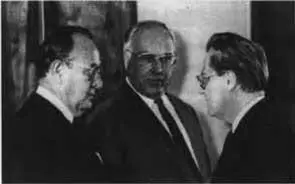 Новогодний прием в боннском Редуте 1989 Слева направо министр иностранных - фото 41