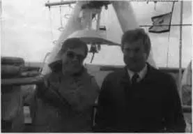 На спасательном крейсере в Северном море 1987 год С дочерью Ириной и женой - фото 50