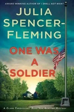 Julia Spencer-Fleming One Was a Soldier обложка книги