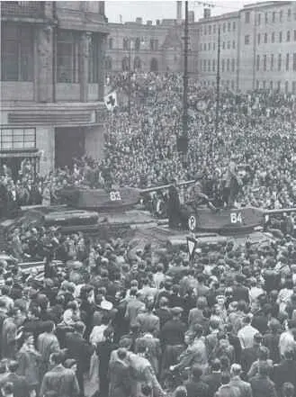 Panzer mit Sowjetsoldaten in einer Menschenmenge Der 17 Juni 1953 war genau - фото 13