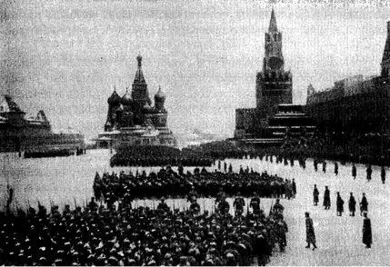 Военный парад в Москве 7 ноября 1941 г С Красной площади войска уходили на - фото 5