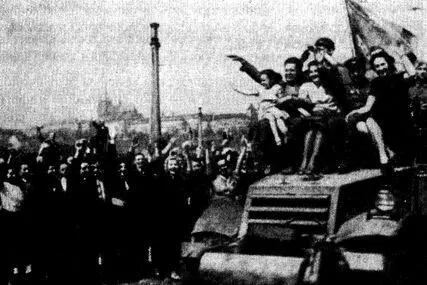 Население Праги приветствует советских воинов 9 мая 1945 г На другой день - фото 26