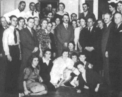Гитлер среди служащих фотоателье Гофмана Справа от него в белой блузке Ева - фото 4