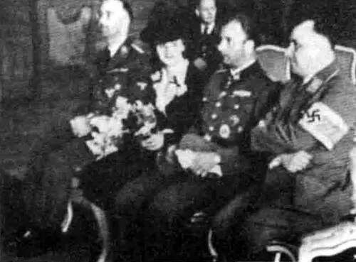 Свидетели на свадьбе рейхсфюрер СС Генрих Гиммлер слева и начальник партийной - фото 20
