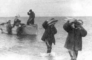 Выгрузка на берег С В Попов на ледовом промере в заливе Неелова 1956 г С - фото 28
