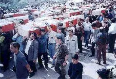 Похороны убитых израильтянами беженцев в деревне Кана в Ливане 1996 год Судя - фото 53