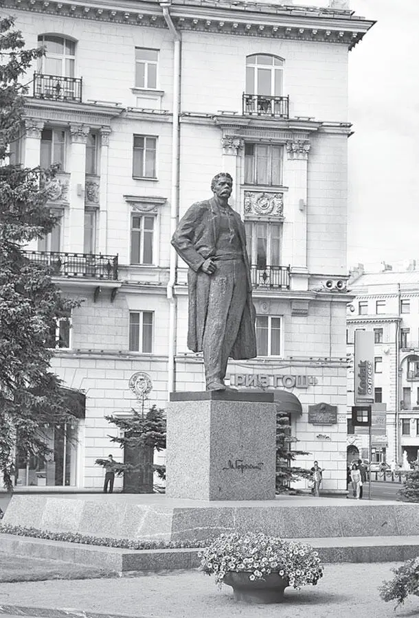 Памятник А М Горькому Пока для Горького большевики при случае были - фото 133