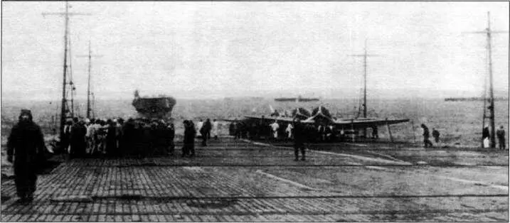 На палубе авианосца Akagi перед выходом в море Залив Хитокаппу октябрь 1941 - фото 29