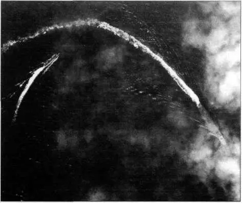 Авианосец Akagi во время сражения у атолла Мидуэй Снимок сделан с борта - фото 40