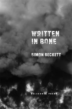 Simon Beckett Written in Bone обложка книги