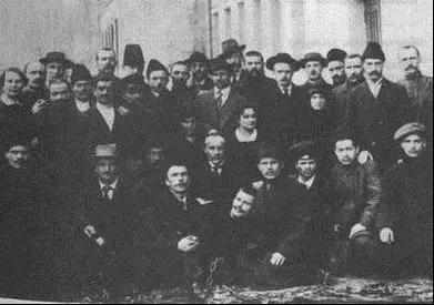 Група вязнів Бутирської тюрми визволених після Лютневої революції 2 березня - фото 2