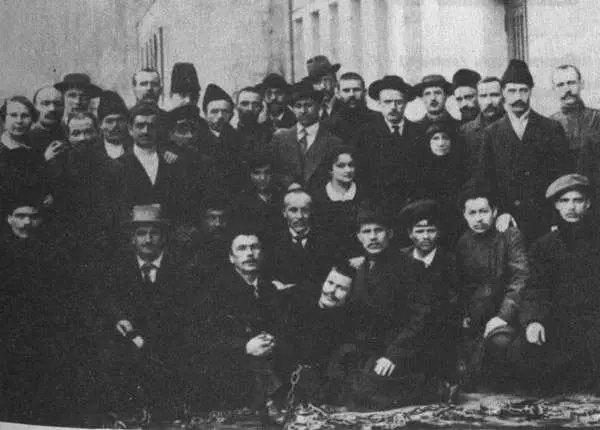 Н Махно в центрі серед повстанців у період боротьби з німецькоавстрійськими - фото 22