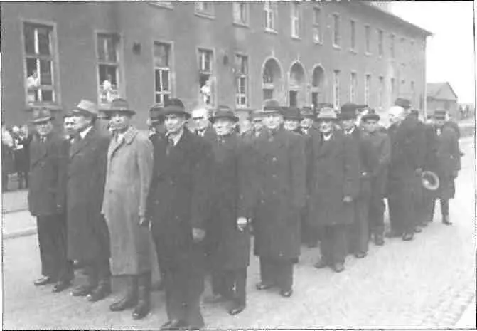 Українські ветерани на вулицях чужого міста Німеччина кінець 1940х рр З - фото 125