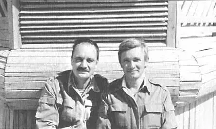 Два товарища Ю Лапшин и Д Веретенников Баграм июль 1988 г Боевая - фото 8