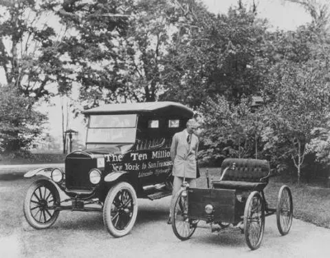 Henry Ford with the ten millionth Model T Source Library of Congress The - фото 7